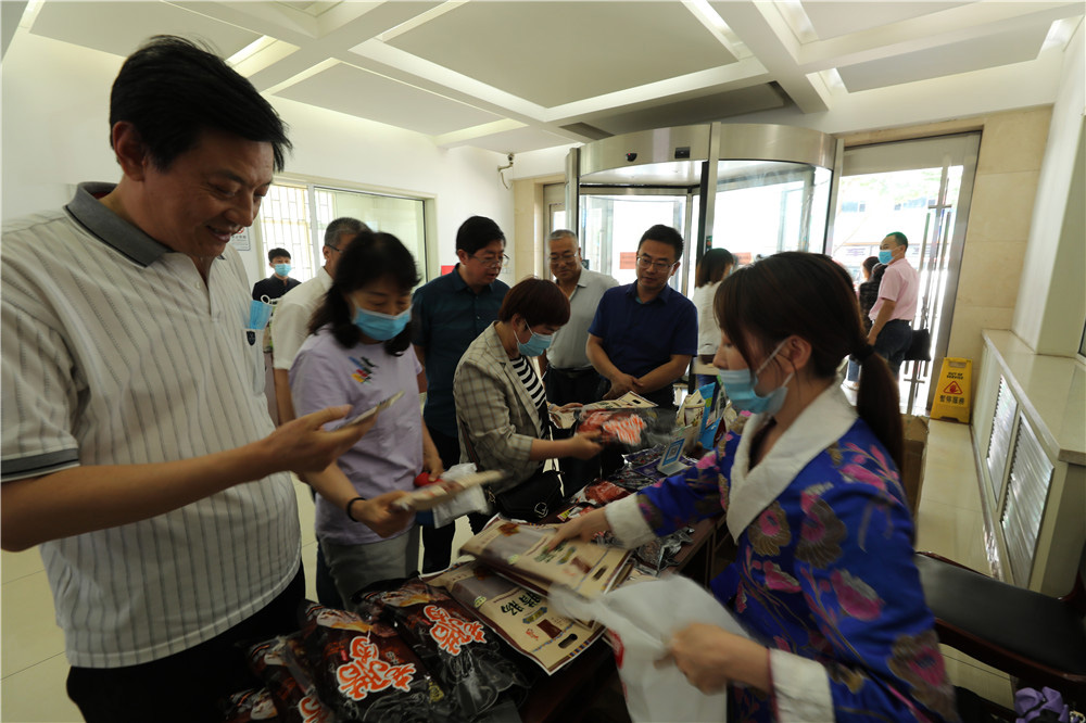 助力脱贫攻坚-公司开展农特产品促销活动.jpg