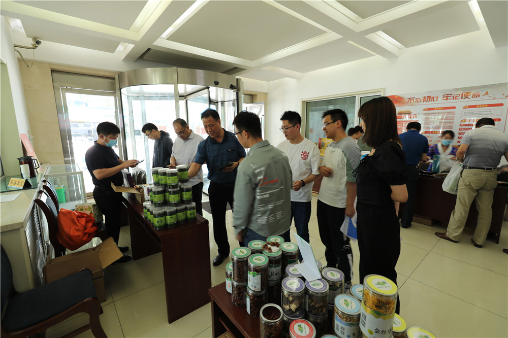 助力脱贫攻坚-公司开展农特产品促销活动1.jpg